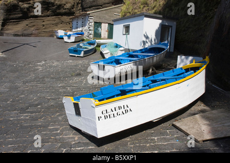 Barche da pesca al piccolo porto di pescatori di Porto de pesca Capelas São Miguel Azzorre Foto Stock