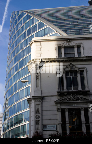 Vecchia e nuova, Moor House progettata da Lord Foster vicino alla stazione di Moorgate a Londra Foto Stock