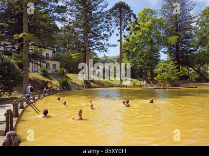 Persone il bagno nella Fontana della giovinezza, una primavera calda in Terra Nostra Park, Furnas, São Miguel, Azzorre, Portogallo Foto Stock