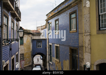 Lisbona, Portogallo. azulejo, piastrelle blu sulla faccia dell'edificio Foto Stock