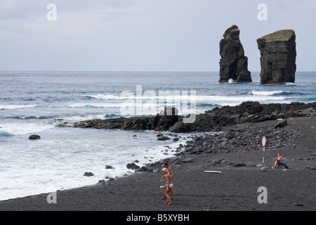 Lava nera sabbia in spiaggia presso il piccolo villaggio di Mosteiros, São Miguel, Azzorre, Portogallo Foto Stock