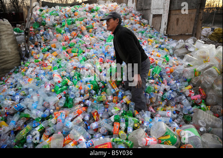 Uomo cinese raccoglie le bottiglie di plastica in corrispondenza di una stazione di recupero nella periferia di Pechino, Cina. 20-nov-2008 Foto Stock