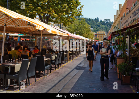 Street ristoranti a Vielle Ville del quartiere vecchio di Nizza Cote d Azur Francia Foto Stock