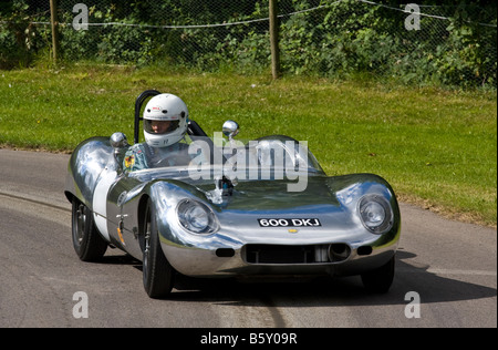 1958 Lola-Climax Mk1 prototipo racer con driver Richard Wills a Goodwood Festival della velocità, Sussex, Regno Unito. Foto Stock