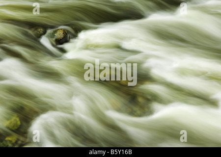 L'acqua che scorre sulle rocce Foto Stock