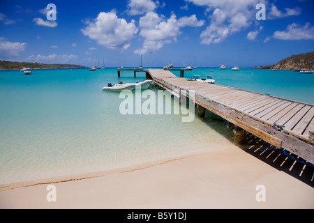 Pubblica sul dock Road Bay in suolo sabbioso area sull'isola caraibica di Anguilla nel British West Indies Foto Stock