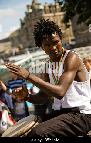 Gli stati di Siyaya Arti musica gruppo dall Africa giocando in Princes Street durante la Edinburgh Fringe Festival Scozia Scotland Foto Stock