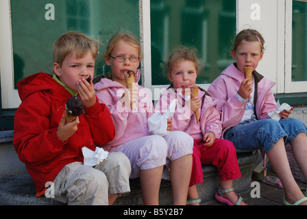 I bambini a mangiare gelato Domburg Paesi Bassi Foto Stock