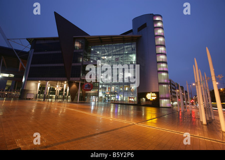 Città di Cardiff, nel Galles del Sud. Rainey vista notturna del Vue Cinema Multisala a Cardiff's Wood Street. Foto Stock