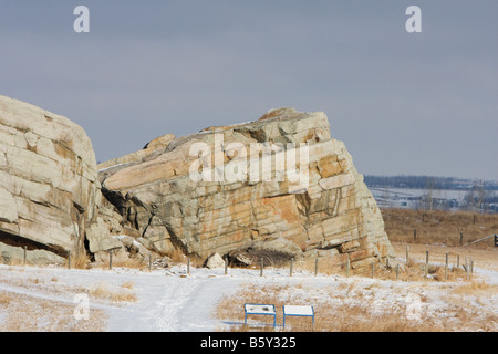Il più grande glaciale di roccia irregolare nel mondo situato nei pressi di Okotoks Alberta Canada Foto Stock