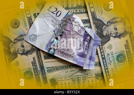 Danneggiato Sterlina su uno sfondo di Dollari USA Foto Stock