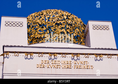 Oro foglie di alloro sul tetto del palazzo secessionista, Karlsplatz, Vienna, Austria Foto Stock