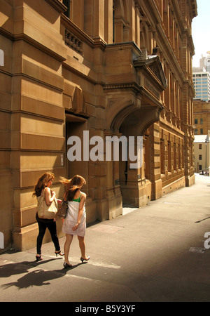 Nel tardo pomeriggio la luce gioca verso il basso la segretaria coloniale s Building in Bridge St Sydney Foto Stock
