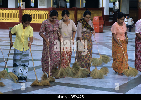 Donne birmane pulizia rituale/BALAYAGE a Shwedagon Paya, Birmania più sacro sito buddista, Rangoon o Yangon, Birmania o Myanmar Foto Stock