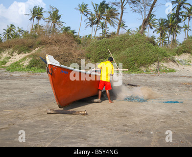 Goa tradizionale barca da pesca, Arambol Beach, Goa, India Foto Stock