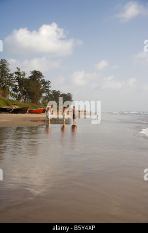 Turisti e Goan barca da pesca Arambol Beach Goa in India Foto Stock