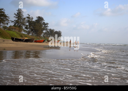 I turisti e la tradizionale cucina Goana di barche da pesca, Arambol Beach, Goa, India Foto Stock