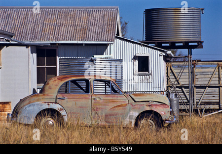 Vecchia auto e capannoni, outback Australia Foto Stock