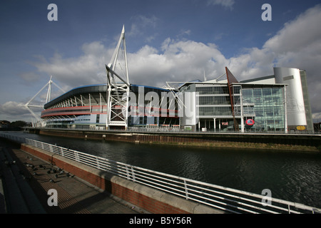 Città di Cardiff, nel Galles del Sud. Il Cardiff Millennium Stadium e Vue Cinema complesso con il fiume Taff in primo piano. Foto Stock