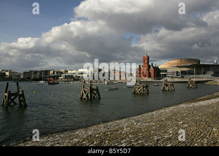 Città di Cardiff, nel Galles del Sud. Cardiff Bay Waterfront con Edificio Pierhead, Senedd, Wales Millennium Centre in background. Foto Stock