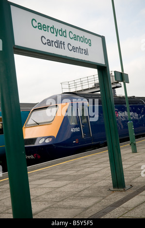 Primo grande Western express treno sulla piattaforma a Cardiff central railway station, Wales UK Foto Stock