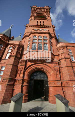 Città di Cardiff, nel Galles del Sud. Basso angolo di visualizzazione del grado 1 elencati tardo XIX secolo William telaio progettato Edificio Pierhead. Foto Stock