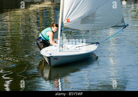 Giovane ragazza adolescente persona lo sbarco di una barca a vela Dinghy Foto Stock