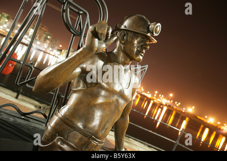 Città di Cardiff, nel Galles del Sud. John Clinch progettato e Jon Buck creato miner statua denominata 'dalla fossa per porta' a Cardiff Bay. Foto Stock