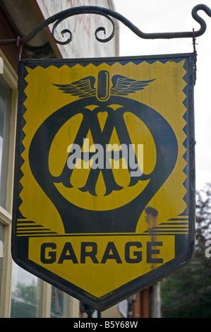 Vintage AA automobile association vecchio garage in metallo segno Foto Stock
