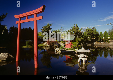 Giardino giapponese con simbolo giapponese e lanterna di pietra nel piccolo laghetto Point Defiance Zoo di Tacoma nello Stato di Washington STATI UNITI D'AMERICA Foto Stock