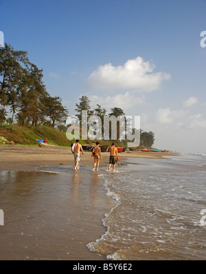 Turisti e Goan barca da pesca Arambol Beach Goa in India Foto Stock