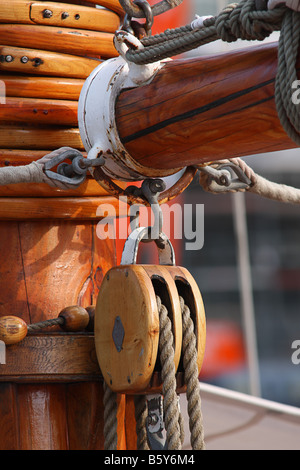 Vecchia puleggia di legno in una nave Foto Stock