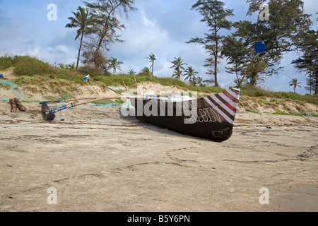 La pesca tradizionale barca su Arambol Beach, Goa, India Foto Stock