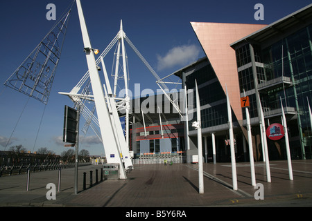 Città di Cardiff, nel Galles del Sud. VUE Cinema complesso con il Cardiff Millennium Stadium in background. Foto Stock