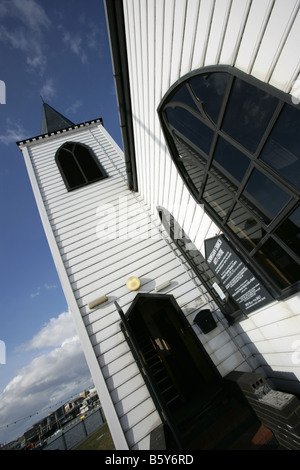 Città di Cardiff, nel Galles del Sud. Ex marinai norvegesi chiesa sulla baia di Cardiff waterfront è ora un luogo di cultura e centro delle arti. Foto Stock