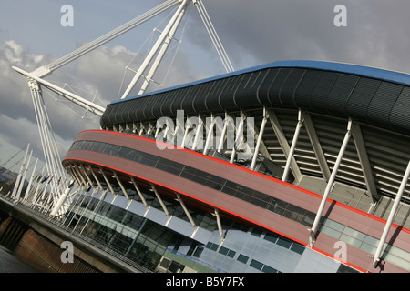 Città di Cardiff, nel Galles del Sud. Angolo di visualizzazione del Cardiff MillenniumStadium architettura e sovrastruttura. Foto Stock