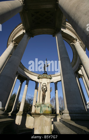 Città di Cardiff, nel Galles del Sud. Basso angolo di visualizzazione del Sir John Ninian Comper progettato Welsh National War Memorial. Foto Stock