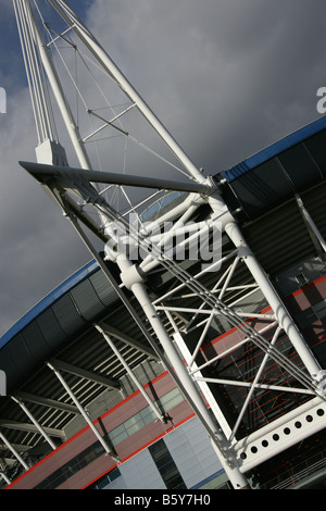 Città di Cardiff, nel Galles del Sud. Chiudere fino angolo di visualizzazione del Cardiff Millennium Stadium architettura e sovrastruttura. Foto Stock