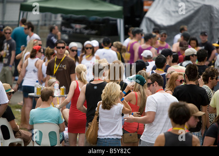 Spettatori/motor racing fan a 2008 Nikon Indy 300,Surfers Paradise, Gold coast,Queensland Foto Stock