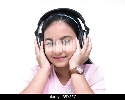 Ritratto di un asiatico ragazza adolescente di origine indiana ascoltando musica Foto Stock