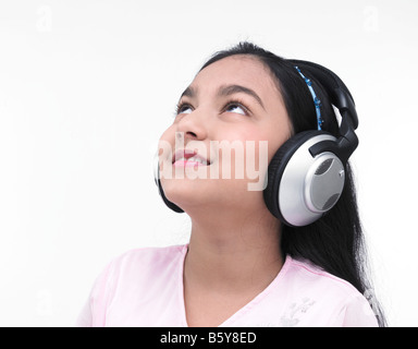 Ritratto di un asiatico ragazza adolescente di origine indiana ascoltando musica Foto Stock