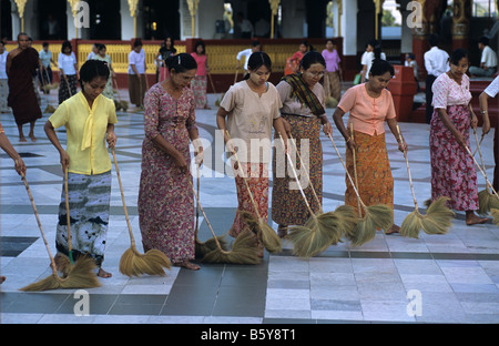 Donne birmane pulizia rituale/BALAYAGE a Shwedagon Paya, Birmania più sacro sito buddista, Rangoon o Yangon, Birmania o Myanmar Foto Stock