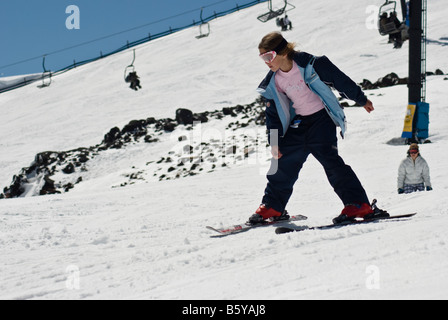 Giovane ragazza a Turoa campi da sci, Ruapehu, Nuova Zelanda Foto Stock