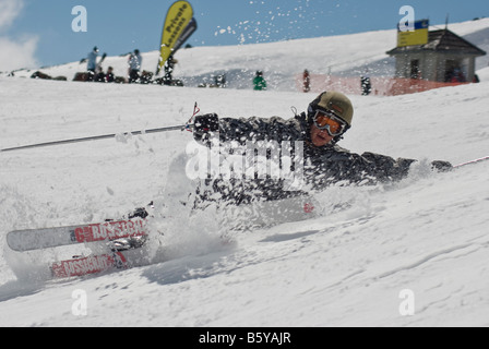 Sciatore caduto a Turoa campi da sci, Ruapehu, parco nazionale di Tongariro, Nuova Zelanda Foto Stock