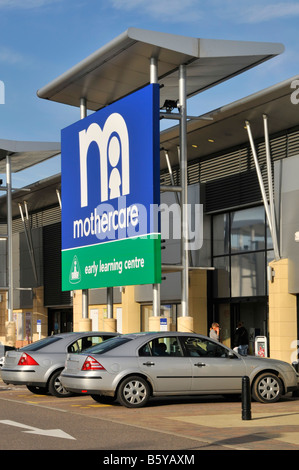 West Thurrock Lakeside Retail Park con le automobili parcheggiate fuori I Mothercare store e apprendimento precoce di ingresso al centro Foto Stock