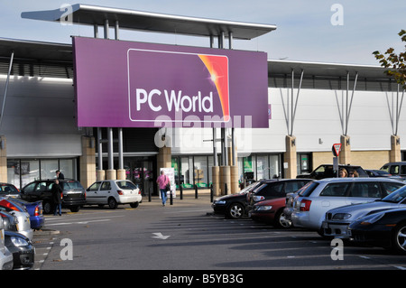 PC World retail park shopfront con scudo di rebranding segno Novembre 2008 visto dal parcheggio auto gratuito Foto Stock