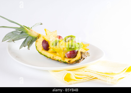 Insalata di frutta in un ananas-trimestre Foto Stock