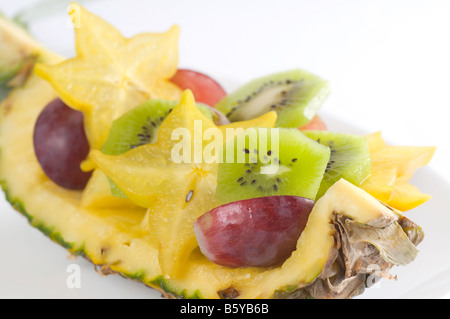 Insalata di frutta in un ananas-trimestre Foto Stock