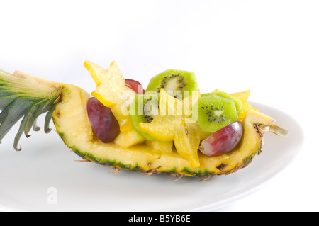 Insalata di frutta in un ananas-trimestre Foto Stock