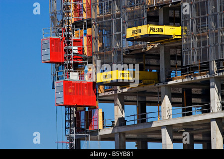 Costruzione / un passeggero paranco si arrampica su di un progetto di costruzione.Melbourne Victoria Australia. Foto Stock